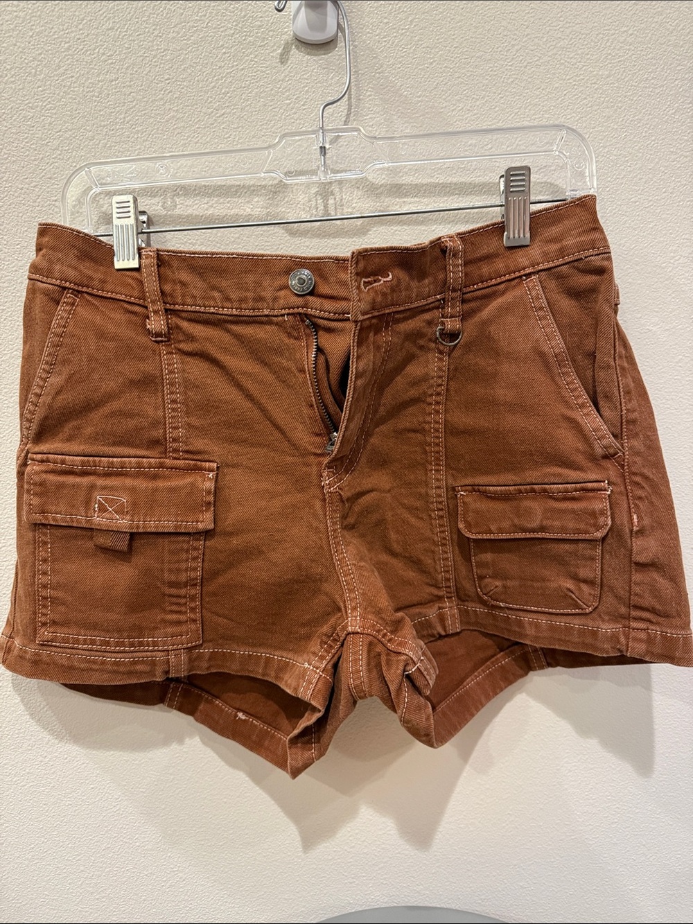 Women's Mid Rise Utility Pocket Shorts in Rust Brown